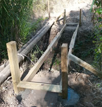 Ponte de madeira em peças na criação do Percurso Pedestre
